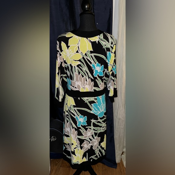 Beautiful with an island theme/ palm leaves. - Picture 3 of 3